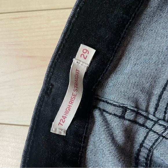 Levi's Women's 724 High Rise Straight Leg Jeans
- size 29 - Raw Hem - Picture 10 of 10